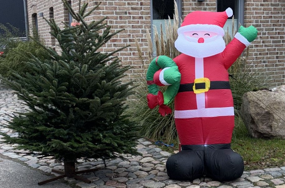 Weihnachtsmann neben einen Tannenbaum